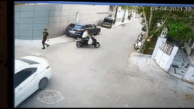 Video: Tài xế "cục súc" đâm văng xe máy để trả đũa sau va chạm