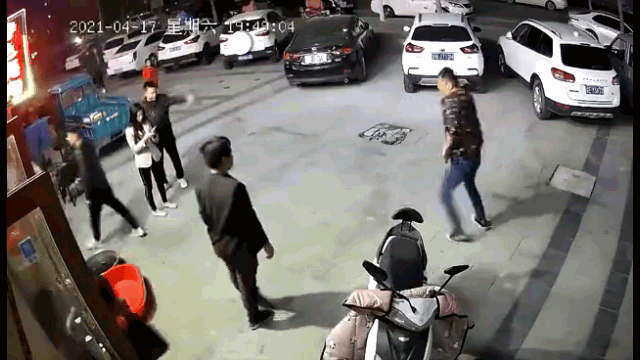 Video: Gã đàn ông ve vãn phụ nữ rồi cầm dao truy đuổi người trên phố