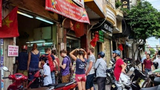 Tiệm bánh mì đắt nhất Sài Gòn luôn kín người xếp hàng chờ mua