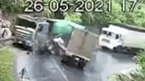 Video: Xe tải vào cua ẩu, đâm trực diện xe ben ở Yên Bái
