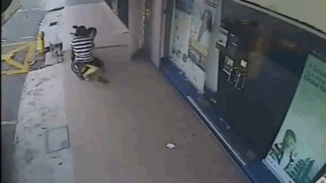 Video: Bị cướp túi xách, cô gái có màn "phản đòn" cực gắt và cái kết