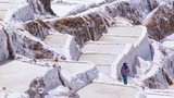 Khó tin cánh đồng muối trên đỉnh núi 3.000 m ở Peru