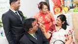 Cô dâu Việt chia sẻ tin nhắn của bố mẹ chồng Ấn Độ giữa đại dịch