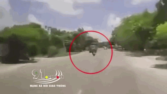 Video: Khoảnh khắc người đàn ông tông trực diện vào xe tải ở Ninh Bình