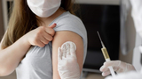 Điều gì xảy ra nếu bạn tiêm vaccine khi đang mắc COVID-19?