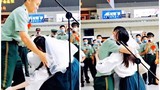 Cảnh sát xuất ngũ quỳ gối cầu hôn bạn gái 8 năm
