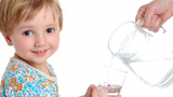 4 khung giờ vàng cứ cho trẻ uống nước còn tốt hơn cả uống sữa