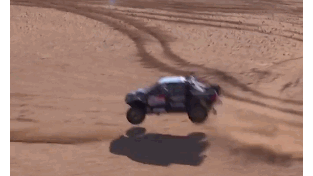 Video: Ô tô lộn 4 vòng giữa sa mạc, tay đua thoát chết kỳ diệu