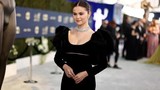 Selena Gomez 'quê độ' vì cú ngã tung giày trên thảm đỏ