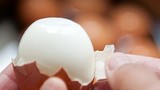 Chỉ 1 mẹo nhỏ trứng luộc cực kỳ dễ bóc vỏ