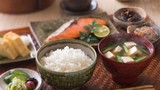 Người Nhật duy trì 4 thói quen khi ăn tối giúp ngủ ngon, sống thọ