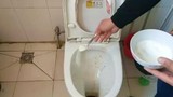 Bỏ nắm muối vào nhà vệ sinh: Tác dụng tuyệt vời lại tiết kiệm
