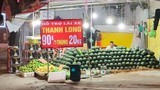 Chuối 5.000 đồng, thanh long 4.000 đồng/kg chất đống đầy vỉa hè