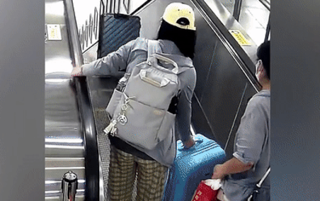 Video: Để vali tự trôi trên thang cuốn, cô gái gây họa 