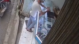 Video: Người phụ nữ trèo qua tủ kính đuổi theo tên cướp