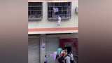 Video: Giải cứu bé trai kẹt đầu vào song sắt cửa sổ