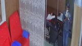 Video: Người đàn ông vào trộm túi xách khi chủ tiệm gội đầu ngủ
