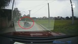 Video: Xe máy vào cua nhanh, lao vào gầm ô tô ngược chiều
