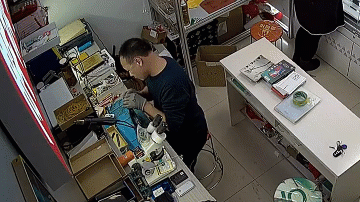 Video: Máy tính bảng bất ngờ phát nổ trên tay người đàn ông