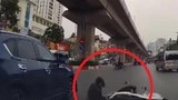 Chạy xe máy kiểu “1 mình 1 đường”, 2 cô gái bị ô tô tông văng