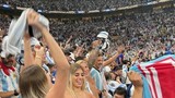 Nữ CĐV Argentina cởi áo ăn mừng trên khán đài