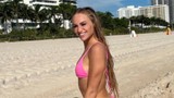Nữ cầu thủ Aston Villa mặc bikini thả dáng khêu gợi ở bãi biển