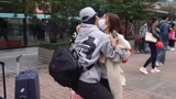 Video: Cặp đôi Trung Quốc vỡ òa khi đoàn tụ sau 6 tháng xa cách