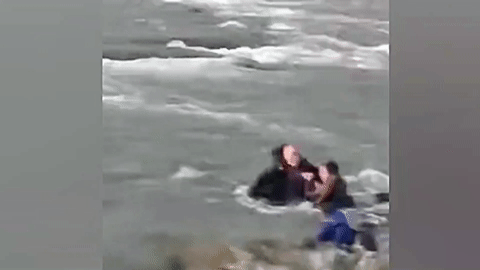 Video: Nhóm du khách bị nước lũ cuốn trôi khi đang đứng chụp ảnh