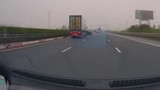 Video: Mắc sai lầm khi chạy cạnh xe container, ô tô “trả giá đắt”