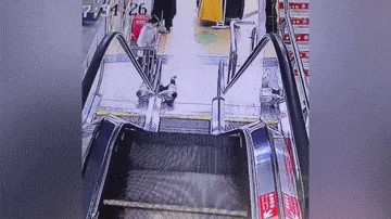 Video: Bé trai bị kẹt tay vào thang cuốn ở trung tâm thương mại