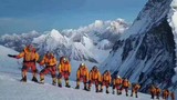 Leo lên đỉnh Everest, tốt nhất là không nên giúp đỡ người bị ngã?