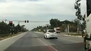 Video: Dừng chờ đèn đỏ, ô tô bị xe container đâm văng xuống mương