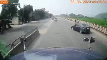 Video: Quay đầu kiểu "tự sát", ô tô bị xe container tông trúng đầu