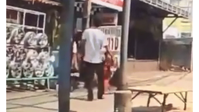 Video: Đang đi đường, người đàn ông "tung cước" đá vào mặt bé trai