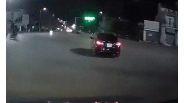 Kinh hoàng cảnh xe máy vượt đèn đỏ, lao vào ô tô