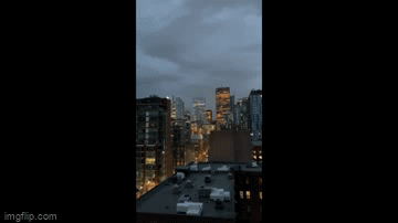 Video: Sét đánh vào Tháp CN ở Toronto