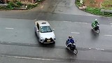 Video: Khoảnh khắc taxi đâm xe máy khi sang đường