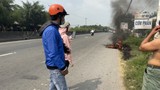 Nam công nhân bất lực nhìn xe máy bốc cháy trên Quốc lộ