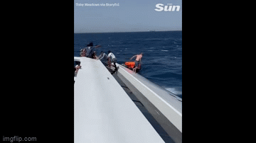 Video: Du khách nhảy khỏi thuyền đang chìm ở “Tam giác quỷ Bermuda”