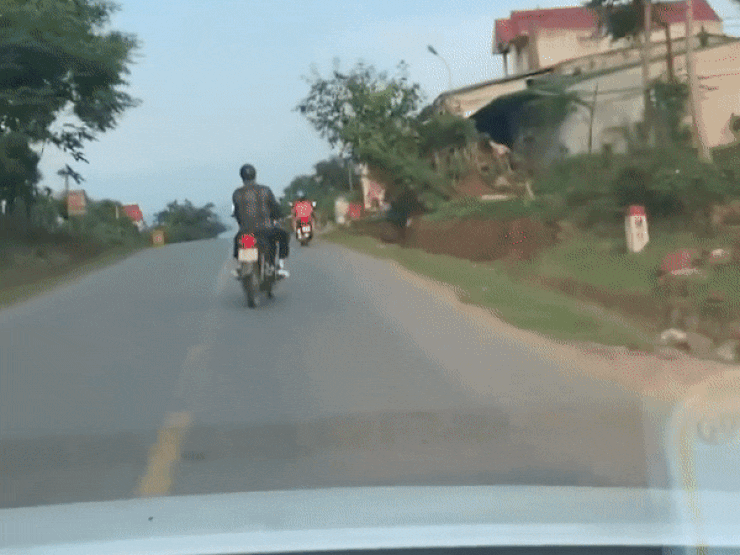 Video: Cảnh xe máy đánh võng như rang lạc trước đầu ôtô