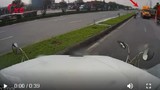 Video: Cố tình đi ngược chiều, tài xế container gặp ngay kết đắng