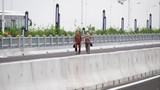 Người dân đi thể dục ngắm cầu Vĩnh Tuy 2 trước ngày thông xe