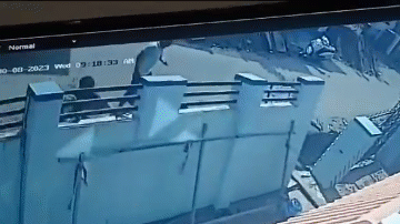Video: Đứng quan sát công trình, người đàn ông bị tường đè trúng