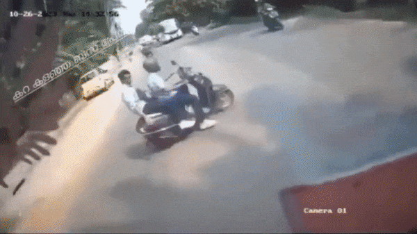 Video: Đột ngột lao sang đường, người đi xe máy bị xe buýt tông 