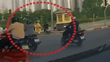 Video: Lái xe máy "thông chốt", tông ngã cả CSGT