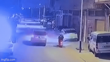 Video: Đâm vào nắp hố ga, ô tô văng lên không rồi đè trúng xe máy