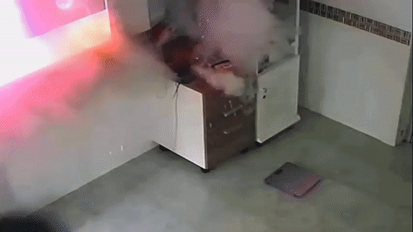 Video: Pin dự phòng đang sạc phát nổ, dân hoảng sợ bỏ chạy