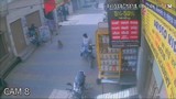 Video: Khỉ hung hăng tấn công bé trai trên phố