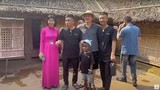"Cậu bé châu Phi" nổi tiếng cùng Quang Linh vlog du lịch Việt Nam