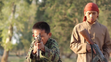 Xót xa những em bé Syria bị IS bắt phải cầm súng